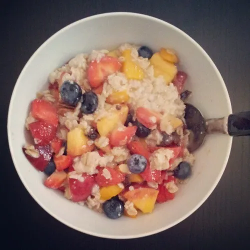 Oatmeal breakfast with fruit